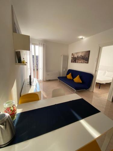 una cucina e un soggiorno con divano blu di Garibaldi18 a Desenzano del Garda