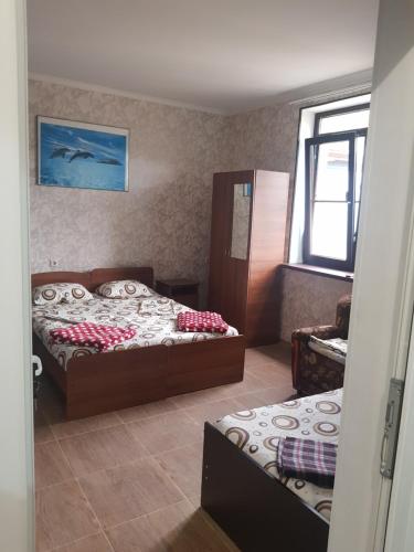 ヴァルダネにあるSofiyaのベッドルーム1室(ベッド2台、窓付)