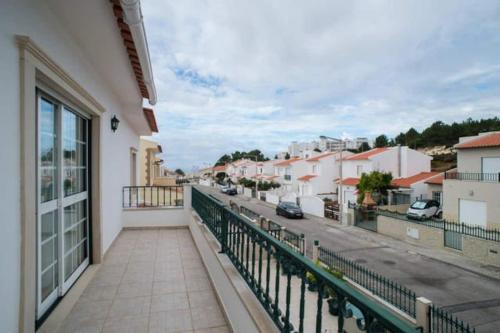 een balkon met uitzicht op een straat bij Casa da Sao in Nazaré