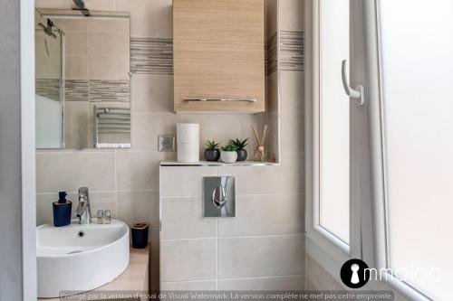 une salle de bain avec un lavabo et un miroir dans l'établissement Hyper central studio 2 minutes walk from 