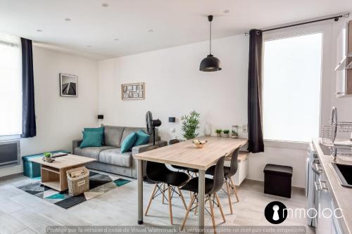 un salon avec une table et un canapé dans l'établissement Hyper central studio 2 minutes walk from 