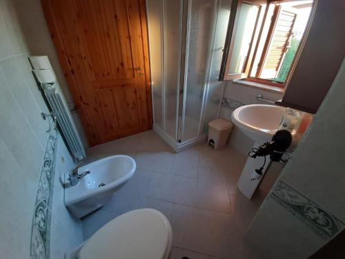 TrentinaraにあるB&B Cortinaのバスルーム(トイレ、洗面台、シャワー付)