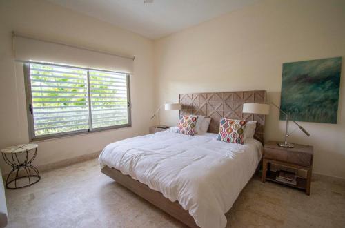 Postel nebo postele na pokoji v ubytování Large fully-equiped golf-front apartment with jacuzzi in luxury beach resort