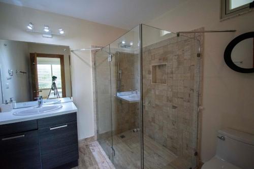 Koupelna v ubytování Large fully-equiped golf-front apartment with jacuzzi in luxury beach resort