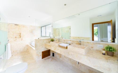 Un baño de Luxury 5-room modern villa with movie theater at exclusive Punta Cana golf and beach resort