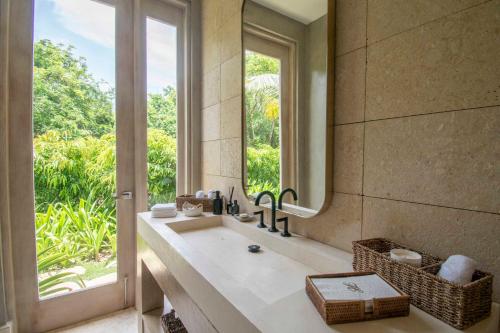 Koupelna v ubytování Stylish fully-staffed villa near beach and lagoons in exclusive golf resort