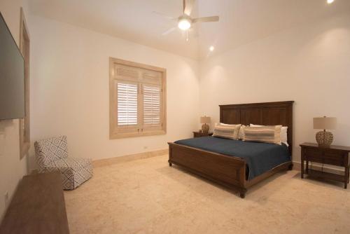 Postel nebo postele na pokoji v ubytování Stylish fully-staffed villa near beach and lagoons in exclusive golf resort