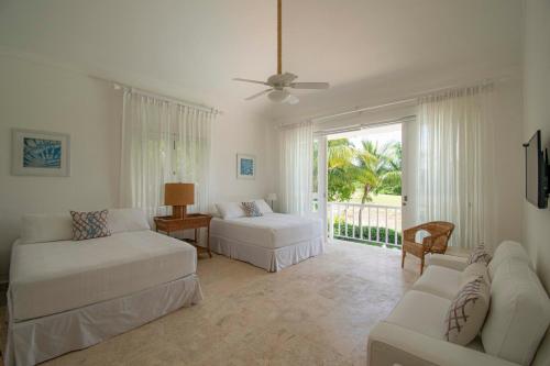 Galeriebild der Unterkunft Golf-front villa with large spaces, staff and pool, situated in luxury beach resort in Punta Cana