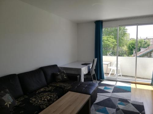 Χώρος καθιστικού στο Quiet apartment, 12 mn from Paris