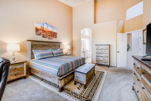 1 dormitorio con 1 cama, vestidor y TV en The Pioneer, en Oro Valley