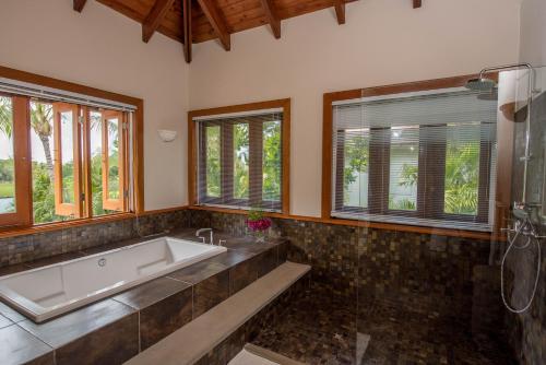 Et badeværelse på Lake front villa with open design in luxury resort
