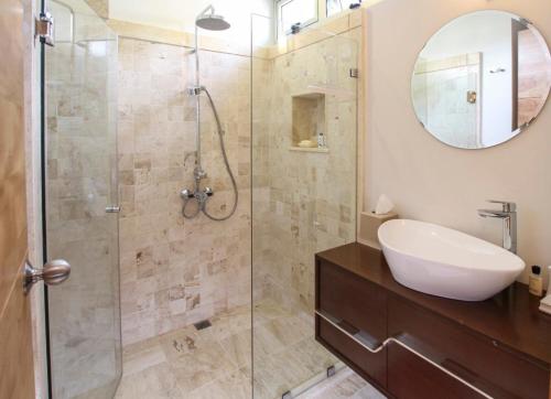 Koupelna v ubytování Fully equipped apartment overlooking golf course at luxury beach resort