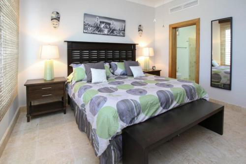 Postel nebo postele na pokoji v ubytování Fully equipped apartment overlooking golf course at luxury beach resort