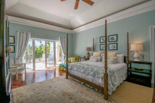 Postel nebo postele na pokoji v ubytování Luxury golf villa with private pool and service staff in exclusive resort near private beach