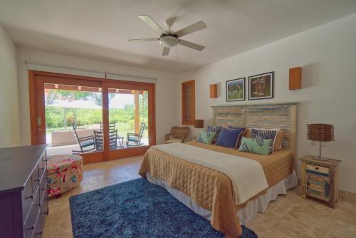 Llit o llits en una habitació de Amazing 4-bedroom tropical villa with private pool and golf course view at luxury resort