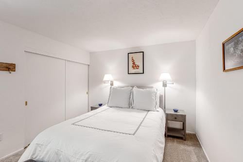 1 dormitorio blanco con 1 cama y 2 lámparas en Valley Gem, en Sun Valley