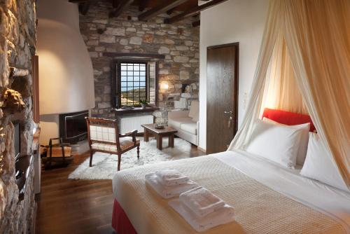 Una cama o camas en una habitación de Adis Oneirou