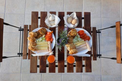 een bovenaanzicht van een tafel met borden met eten bij Luxury Villas Polychrono in Polykhrono