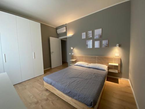 Schlafzimmer mit einem Bett und einer Wand mit Bildern in der Unterkunft Leone Guest House in Follonica