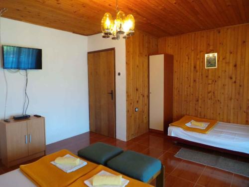 Un pat sau paturi într-o cameră la Apartment in Valbandon/Istrien 8608