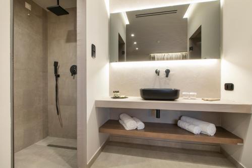 Ванна кімната в Allonda Seafront Experience