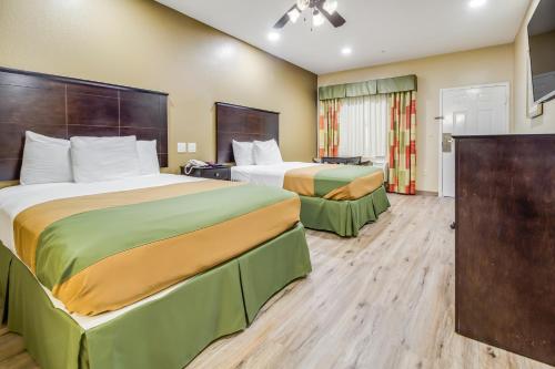 Postel nebo postele na pokoji v ubytování Americas Best Value Inn & Suites Tomball