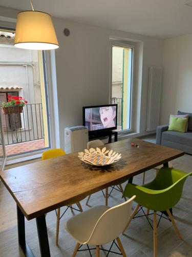 sala de estar con mesa de madera y sillas en Angolo 54, en Ortona