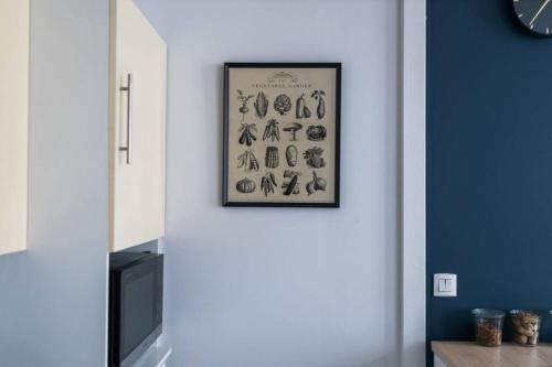 a picture hanging on a wall in a room at L'inattendu/Studio équipé et confortable in Fontenay-le-Comte