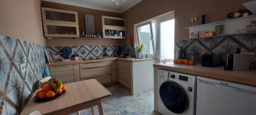 a kitchen with a washing machine and a dishwasher at Studio Pescador in Olhão