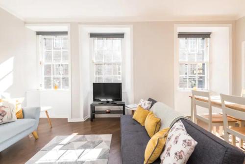 Bright New Town 2BR-1BA, 1 min to George St - Free Parking by Bonjour Residences Edinburgh