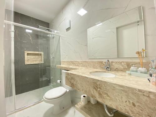 Ένα μπάνιο στο Fabuloso flat 241, Amarílis, Riviera de São Lourenço 3 Piscinas climatizadas carregador veiculo eletrico 2 quartos sendo uma suíte internet 500mb Adega, cozinha equipada completa, serviço de praia fim de semana limpeza trocas de toalhas,