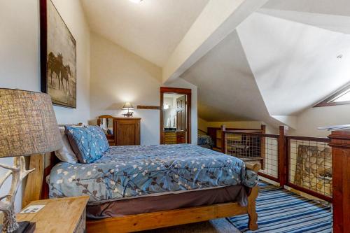 1 dormitorio con 1 cama y balcón en The Pines at Ore House 304 PH4 en Steamboat Springs