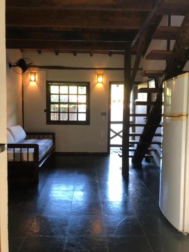 Großes Zimmer mit einem Bett und einem Fenster in der Unterkunft Pousada Vila Cambury in Camburi