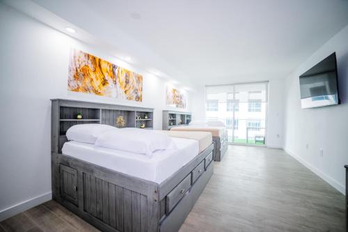 邁阿密的住宿－High Rise Brickell Modern Studio，一间卧室配有两张床和一台平面电视