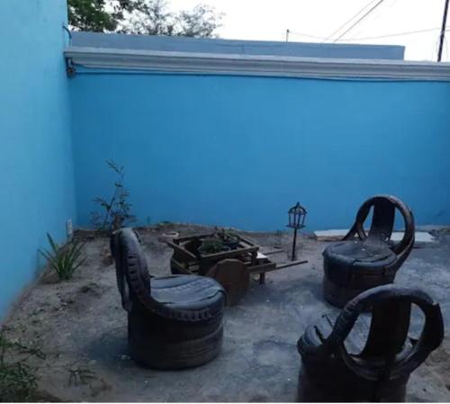 a group of old tires sitting next to a building at Habitación completa a 2 Cuadras del Consulado EUA in Nuevo Laredo