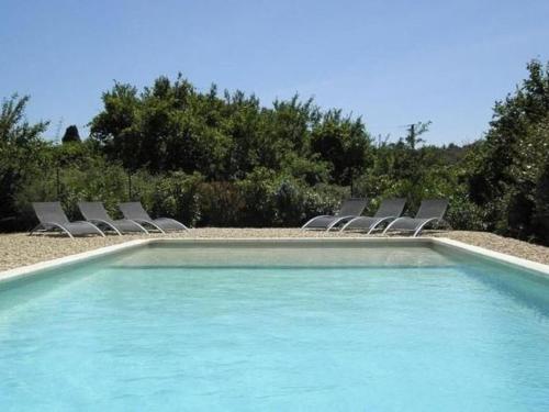 FlauxにあるLuxury villa with private pool near Uz sの椅子、スイミングプール