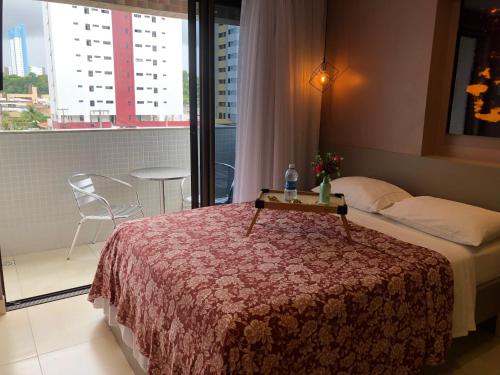 Een bed of bedden in een kamer bij Manaíra Apart Hotel - Flat 201