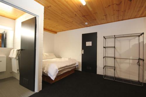 Una cama o camas en una habitación de Lakeside Falls Creek