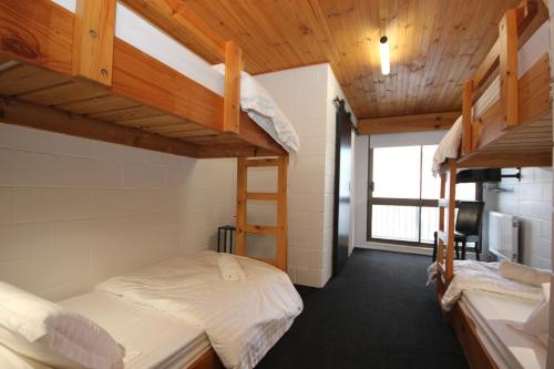 Una cama o camas en una habitación de Lakeside Falls Creek