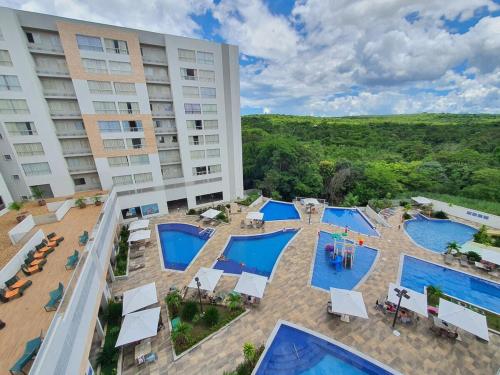 Вид на бассейн в Temporada Resort Park Veredas com rio quente ao fundo или окрестностях