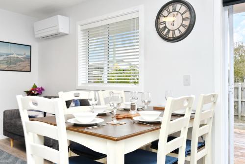 Brockworth Place - Christchurch Holiday Homes tesisinde bir restoran veya yemek mekanı