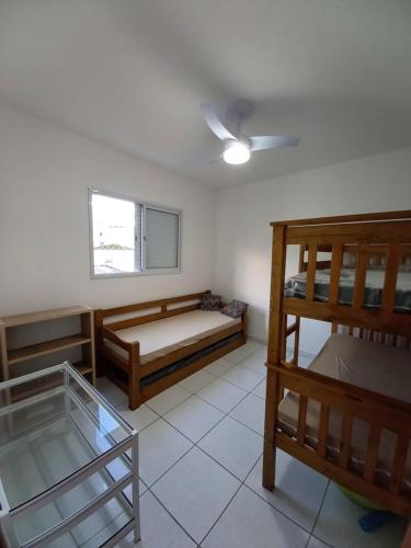 a room with two bunk beds and a window at Max House PG -Novo, 82m2, Guilhermina, Churrasqueira e prox a feirinha in Praia Grande