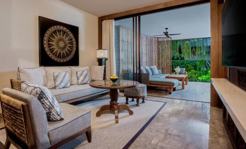 Χώρος καθιστικού στο Andaz Bali, By Hyatt