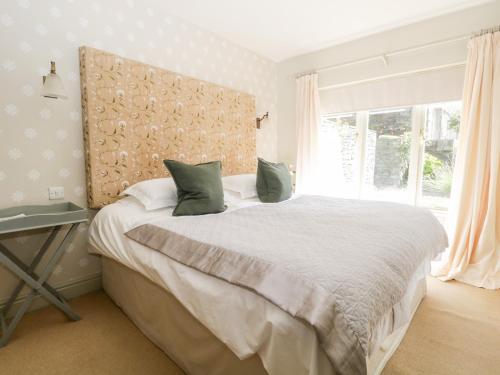 una camera da letto con un letto grande e una finestra di Gable End a High Yewdale