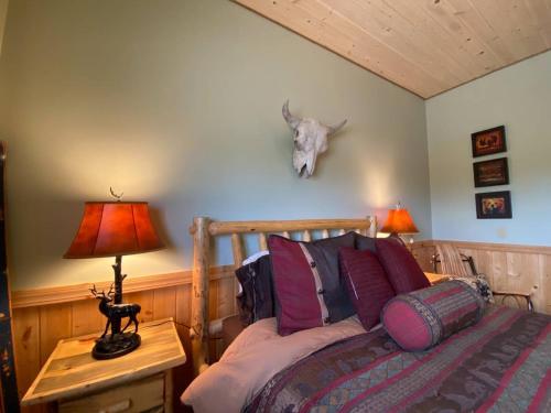 Un pat sau paturi într-o cameră la Gold Bar Ranch Bungalow