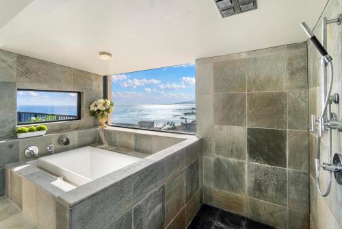 Oceanview Penthouse Suite_3