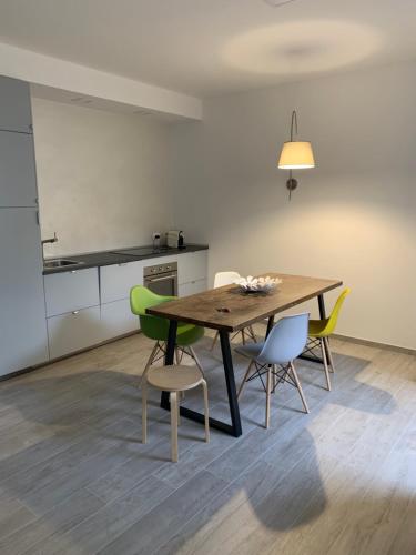 - une salle à manger avec une table et des chaises en bois dans l'établissement Angolo 54, à Ortona