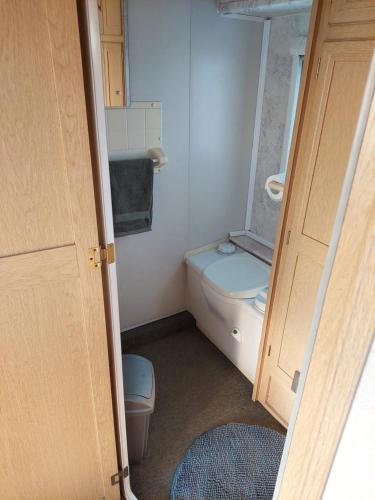 a small bathroom with a toilet and a sink at Vintage Nest by the Sea in Saraiķi