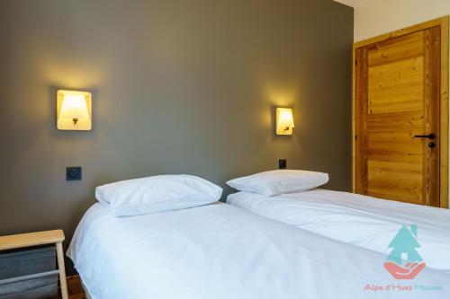 two beds sitting next to each other in a bedroom at Respire - Apt 4 Chambres 92m2, Hameau de Clotaire in LʼHuez