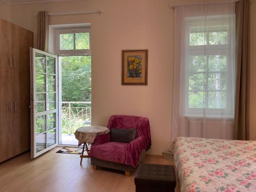 マリアーンスケー・ラーズニェにあるML Apartmentのベッドルーム1室(ベッド1台、椅子、窓付)